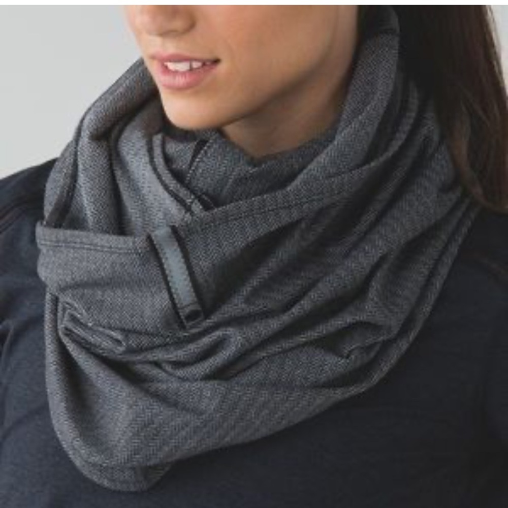 Lululemon Vinyasa Scarf
Heathered Herringbone Heathered